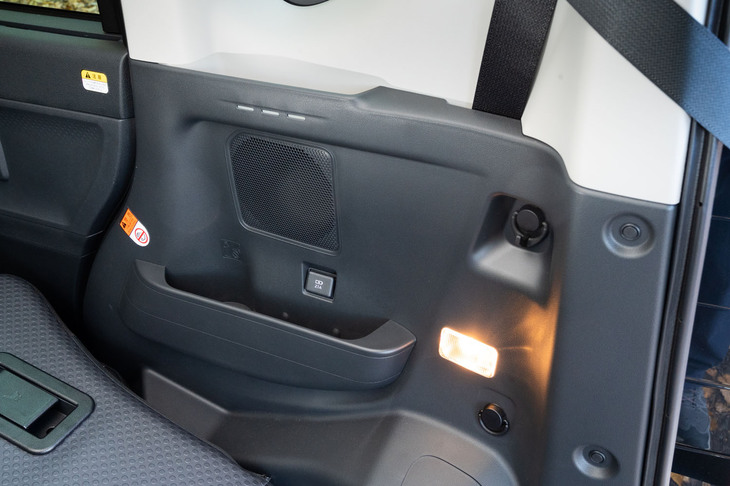 「タント ファンクロス」はレジャーで役立つ機能・装備も充実。暗所での荷物の積み下ろしに便利なラゲッジルームランプ（デッキサイド右側／天井）や、後席用USBソケットなどが備わる。