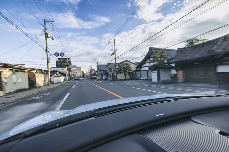 トラップの多い京都の道を攻略するのに「EX30」は適切なサイズ。ダッシュボードの上に何もなくて見晴らしがいいのもうれしい。
