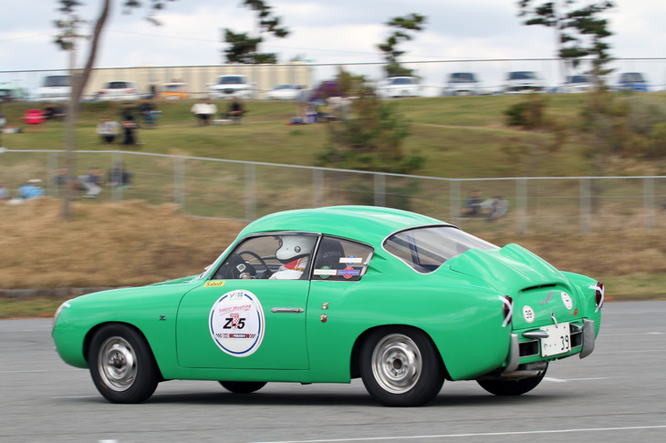 ザガートクラスに出走した1958年「フィアット・アバルト750GTザガート」。「フィアット600」をベースにしたアバルト初の量産GTで、ミッレミリアなどでも活躍した。グリーンのボディーカラーは珍しい。