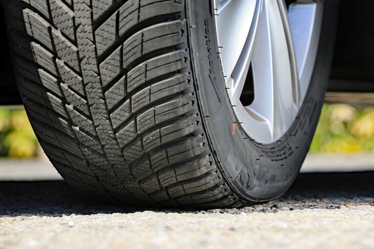 「エヌブルー4シーズン」は、接地面の形状のよさも大きな特徴。トレッド面が均一に接地することで、あらゆる路面で安定したグリップ力を発揮するのだ。