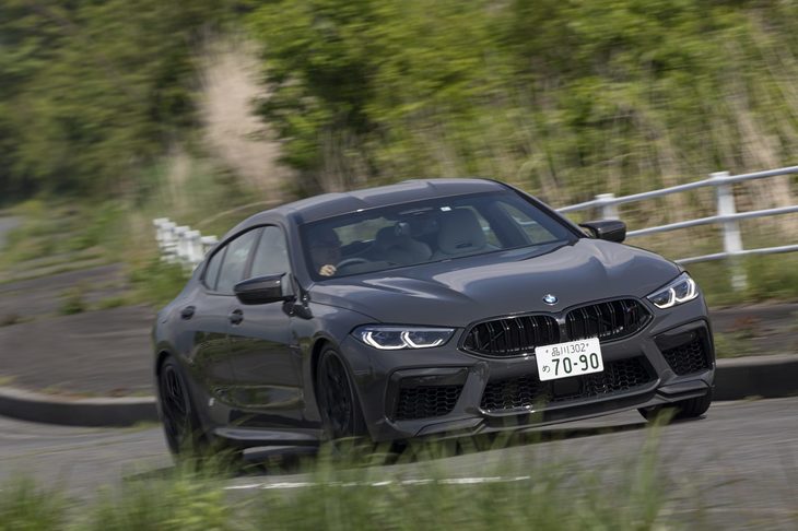 駆動方式は「M xDrive」＝トルクスプリット式の4WD。主にサーキット向けにRWD（後輪駆動）モードも用意されている。