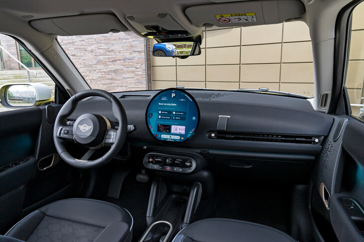 新型「MINIクーパー」（BEV）のインストゥルメントパネルまわり。シンプルを追求し、メーターパネルは思い切って廃止。車速などの走行情報は、センターディスプレイかヘッドアップディスプレイで確認するかたちとなった。