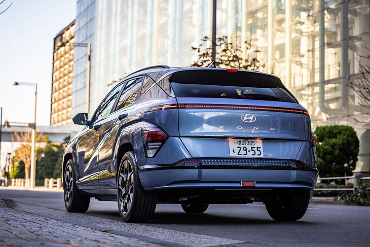 ルーフラインとCピラーで交わるベルトラインクロームモールディングは、そのままルーフ後端のリアスポイラーにつながる。「ピクセルグラフィックリアバンパーアッパー」と呼ばれるバンパー上のデザインには、「アイオニック5」との関連性がうかがえる。