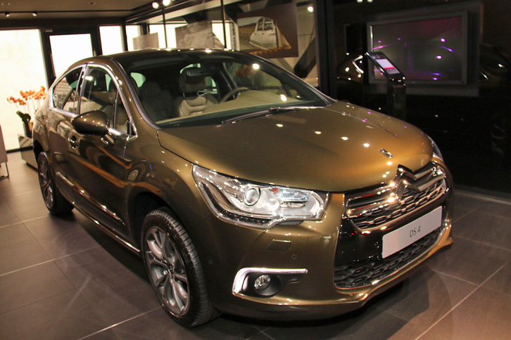 「DS 4」。「DSワールド・パリ」にて。