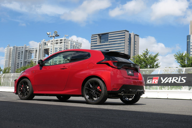 「トヨタGRヤリスRZ“ハイパフォーマンス”」には最高出力272PS、最大トルク370N・mを発生する1.6リッター直列3気筒直噴ターボエンジンに、6段MTが組み合わされている。
