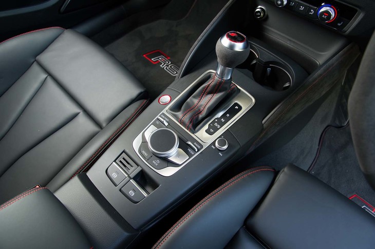 トランスミッションはデュアルクラッチ式ATのSトロニックを採用。1～6速は加速を意識した低めのレシオに、7速は高速巡航時に燃費を稼ぐ高めのレシオに設定されている。