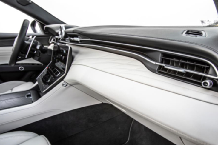 ギャッチョは氷を意味するイタリア語で、純白ではなく少しくすんだ柔らかな色合いが特徴とされる。