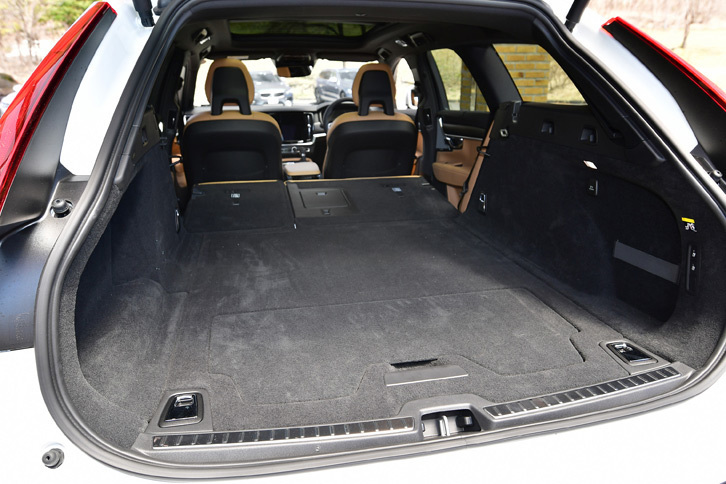 パワーテールゲートはフットオペレーションで開閉可能。荷室容量は5人乗車時で560リッター。後席を倒せばフルフラットな空間が生まれ、1526リッターまで広がる。