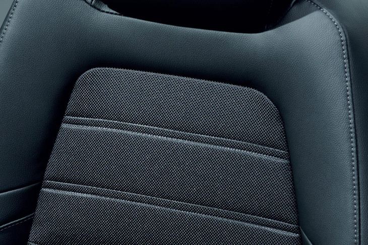 「EX」グレードにはファブリックとプライムスムースレザーのコンビシートが採用された。