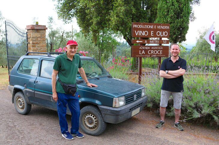 農園の入り口で。セルジオさんとシルヴィオさん、そして30年来の相棒になる「パンダ4×4」。