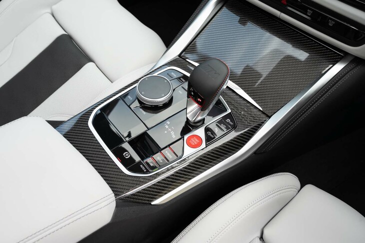 変速機は「M」専用セッティングの8段AT。握りの下にあるスイッチでシフトスケジュールを変えられる。