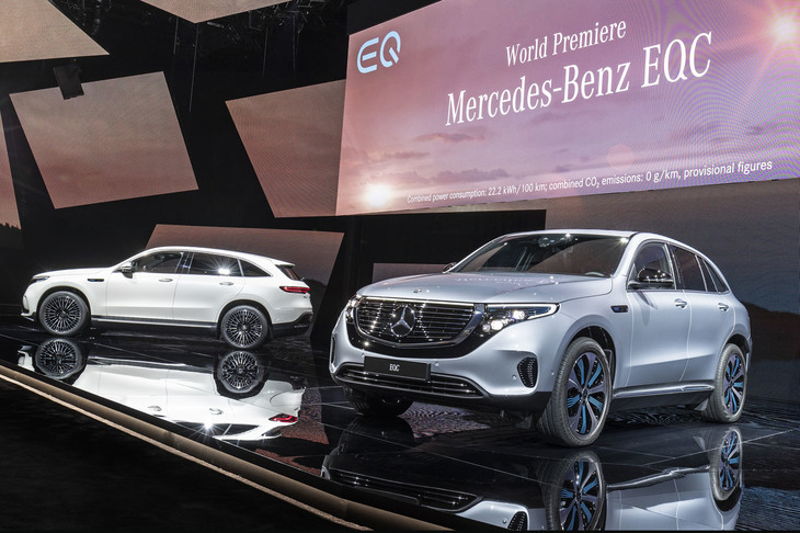 「メルセデス・ベンツEQC」も前後にそれぞれ1基ずつのモーターが搭載され、最高出力408ps、最大トルク765Nmを発生。リチウムイオンバッテリーの容量は80kWhで、一充電あたりの航続可能距離はWLTPモード計測値で400km。