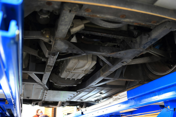 「バイパー」のボディー底部を前方から見たところ。今のスポーツカーと違い、フラットボトム化などは全然気にされていなかったようだ。