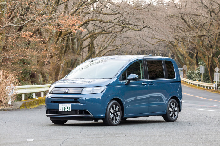 【ホンダ・フリードe：HEVエアーEXのスペック】
	ボディーサイズ：全長×全幅×全高＝4310×1695×1755mm／ホイールベース：2740mm／車重：1480kg／エンジン：1.5リッター直4 DOHC 16バルブ／モーター：交流同期電動機／エンジン最高出力：106PS（78kW）/6000-6400rpm／エンジン最大トルク：127N・m（13.0kgf・m）/4500-5000rpm／モーター最高出力：123PS（90kW）/3500-8000rpm／モーター最大トルク：253N・m（25.8kgf・m）/0-3000rpm／タイヤ：（前）185/65R15 88S／（後）185/65R15 88S（グッドイヤー・エフィシェントグリップ パフォーマンス2）／燃費：25.4km/リッター（WLTCモード）／価格：309万1000円
	
	【取材時の燃費データ】
	テスト距離：356.2km（市街地1：高速道路7：山岳路2）／使用燃料：22.4リッター（レギュラーガソリン）／参考燃費：15.9km/リッター（満タン法）／16.0km/リッター（車載燃費計計測値）