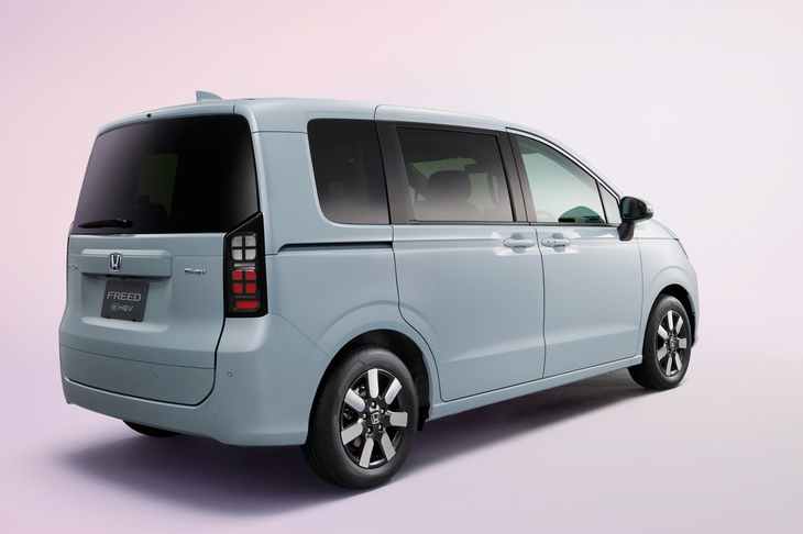 「フリード エアー」のリアビュー。縦型デザインのリアコンビランプが採用されるのも新型「フリード」の特徴だ。