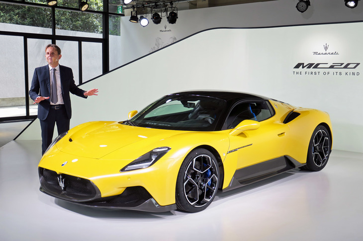 「マセラティMC20」とマセラティ ジャパンのルカ・デルフィーノ代表取締役社長。