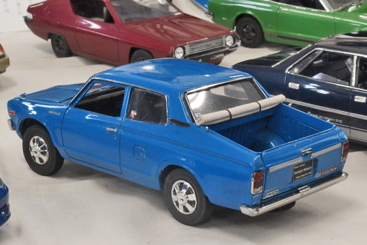 3台目は「ダットサン・ピックアップ1500デラックス」。型式名620ことダットラのダブルピックだが、ベースは米国MPCの1/25「ダットサン・ピックアップ」。車名はピックアップとはいえ、日本でいうダットラである。それをダブルピックに改造したのだが、同時にアメリカ独自の1/25スケールから国際スケールである1/24への微妙な拡大も行っている労作。