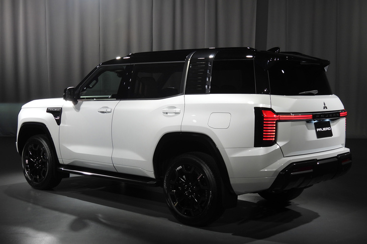 最近はクロスカントリー車の世界でもネオクラシック系のデザインがはやり。新型「パジェロ」も初代などのオマージュで来るかと思いきや、そのディテールは存外に未来的だ。