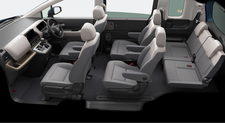 新型「フリード」のシートレイアウトは2列5人乗り、3列6人乗り、3列7人乗りの3種類。3列目シートの格納は腕力が必要な左右跳ね上げ式だが、そのぶんつくりはしっかりしている。
