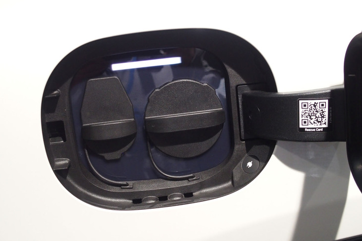 メルセデス・ベンツEQS450 4MATIC SUV（充電ポート）