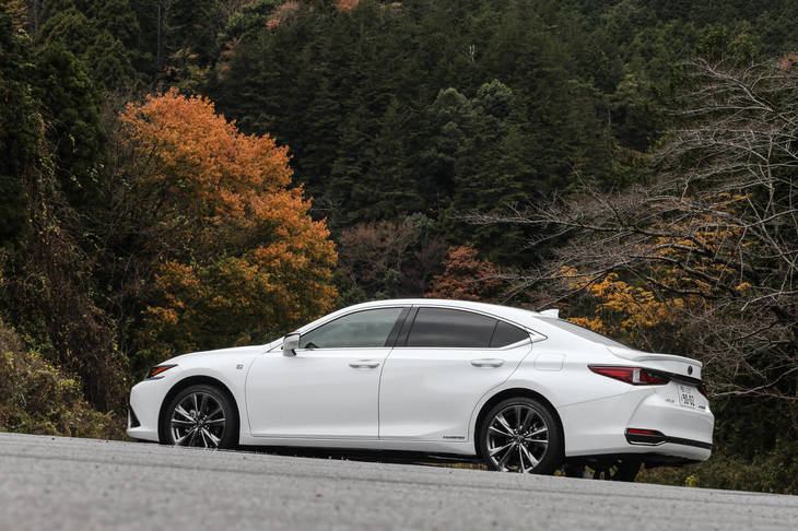 「レクサスES300h“Fスポーツ”」のボディーサイズは全長×全幅×全高＝4975×1865×1445mm、ホイールベースは2870mmとなっている。大柄なボディーとそのエクステリアデザインから、レクサスのフラッグシップモデル「LS」と間違えてしまいそうだとの声も多く聞かれる。