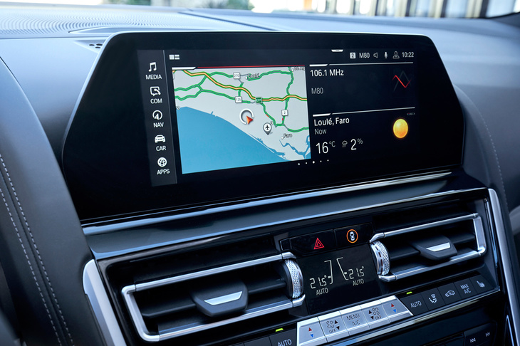 10.25インチのタッチパネル式センターディスプレイ。画面に触れることなく指先のジェスチャーだけでオーディオの操作などが可能になる「BMWジェスチャーコントロール」も利用できる。