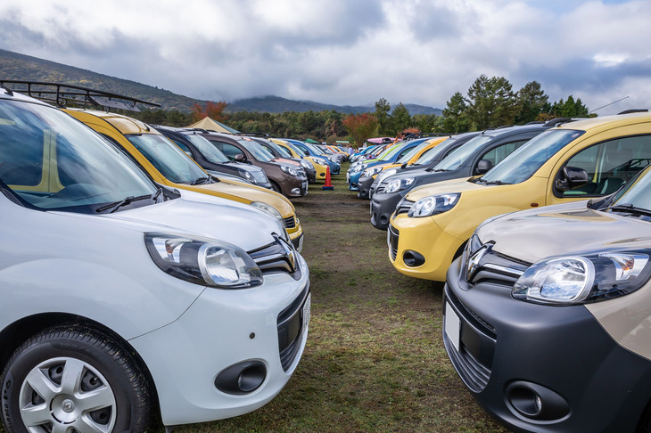 参加車両は2代目「カングー」が多く、そのなかに初代カングーがポツポツと発見できた。現行型に挟まれるようにいる姿を見ると、フロントマスクデザインやサイズ感がカワイイと思えてしまう。