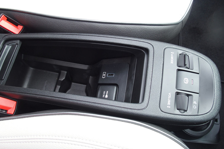 フィアット500eオープン（センターコンソールボックス）