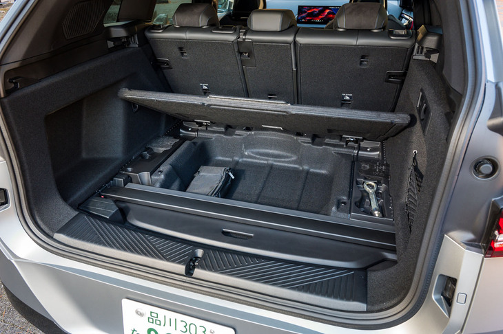 荷室の床下にトノカバーが収納できるのは最新のBMWのSUVに共通の長所だ。