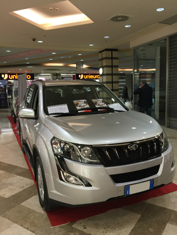 「マヒンドラXUV500」。FFの2.2リッターディーゼル車（7人乗り）で、1万9854ユーロ（約224万円）から。 