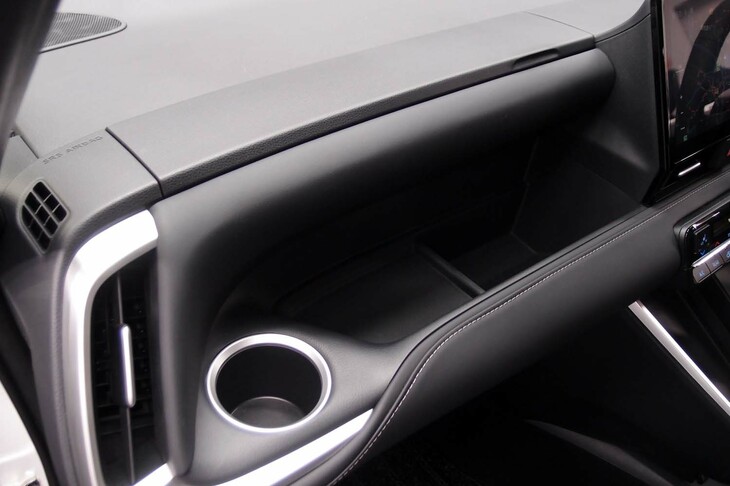 トヨタ・ノアS-Z＜7人乗り／ハイブリッド車＞（助手席前方のオープントレー）