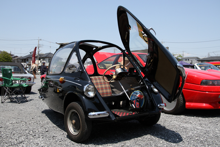 ドイツの「ハインケル」をイギリスでライセンス生産した1963年「トロージャン」。同じ前開きドアを持つバブルカーの「イセッタ」が、乗降しやすいようステアリングがドア側に付いているのに対して、ハインケル／トロージャンでは固定式であることがわかる。