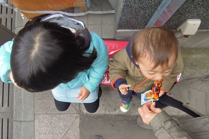 陽気が良くなってきたためか、週末の江ノ島はにぎわっていました。焼きたてのみたらし団子を食べたり……。