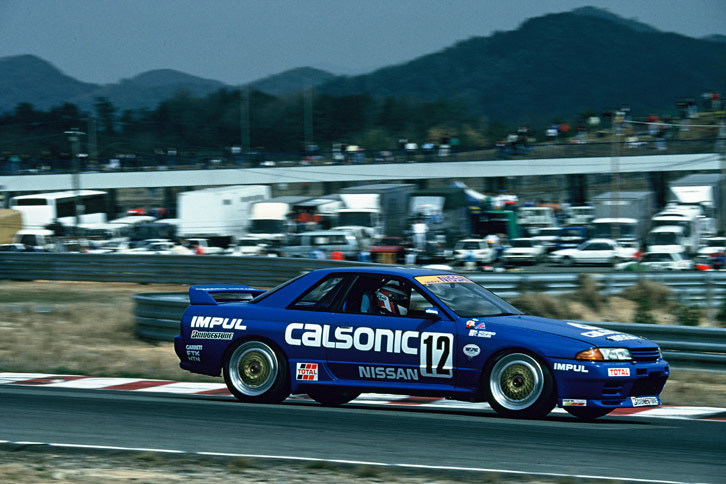 第2世代「GT-R」のデビュー戦である、1990年の全日本ツーリングカー300kmレースで優勝した星野一義・鈴木利男組の「カルソニック スカイライン」。