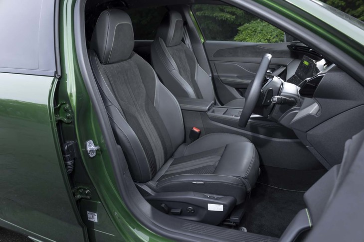 シート表皮はテップレザーとファブリックの組み合わせ。厚みがあってサポートがしっかりとした、Cセグメントの枠を超えた立派なシートだ。