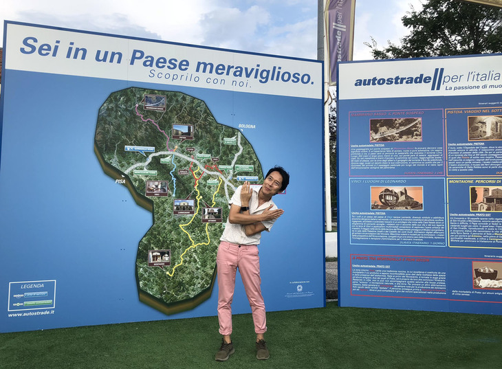 「美しい国」にいるイメージを体で表現する筆者。