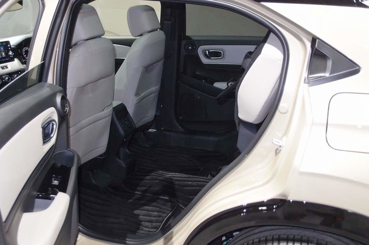 ホンダ・ヴェゼルe：HEV PLaY（リアシートをチップアップした状態）