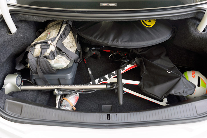 「CTS」のトランクには、ホイールを外したわがロードバイクが、すっぽり収まる。かばん、工具、空気入れなども余裕で積める。