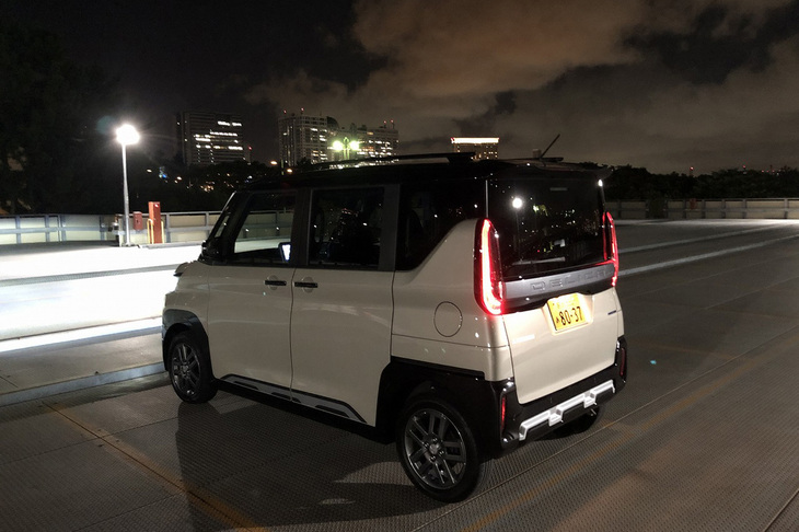 今回試乗した「デリカミニ」の外板色は白黒の2トーン。特に軍用車っぽくはないけれど、意外と似合っていると思う。