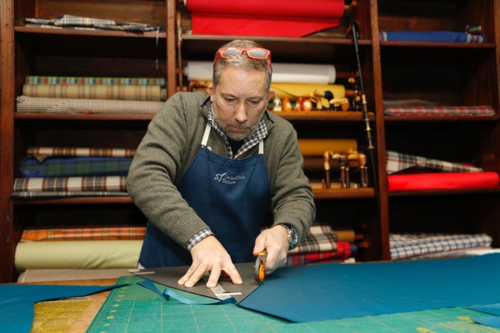 顧客の好みを最低1時間はインタビューしたうえで、1本の製作に約3週間をかける。