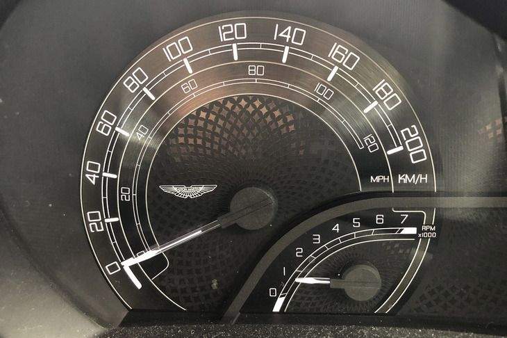 メーターは「シグネット」専用デザイン。甲虫類のスカラベをモチーフとした、アストンマーティンのウイングエンブレムがまぶしい。日本で製造した「iQ」を英国に運び、ゲイドンの工場でいったんバラして内外装をシグネットにするという面倒な作業を1台ずつ手作業で行っていた。そりゃ時間もかかるはずである。