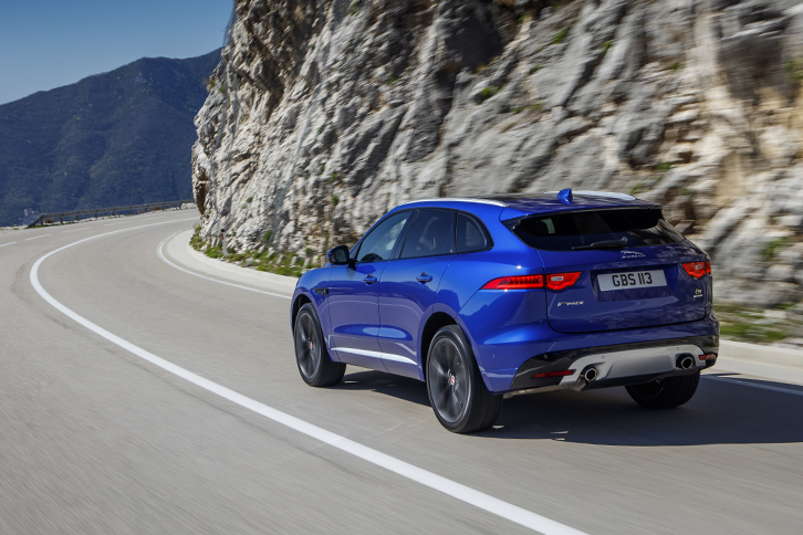 スポーティーな走りをセリングポイントに掲げる「ジャガーFペース」。前後重量配分は、ほぼ50：50とされている。