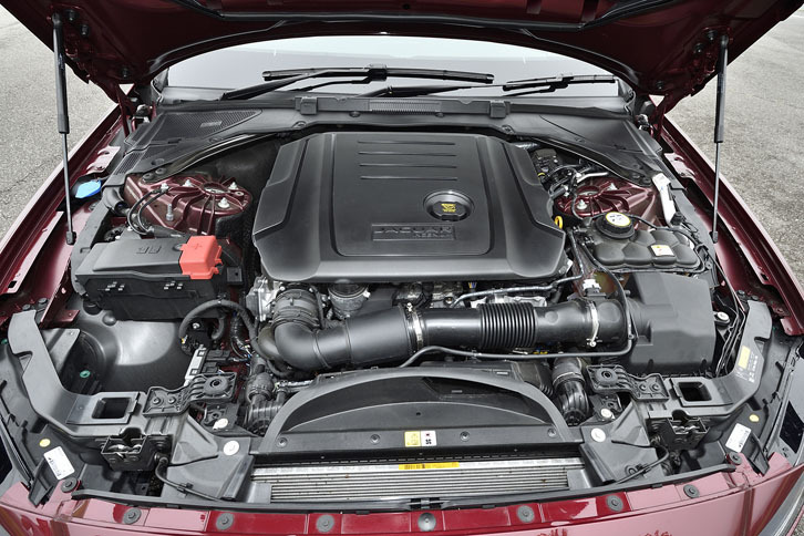 180psと43.8kgmを生み出す2リッターのインジニウム・ディーゼルエンジン。JC08モード燃費は16.7km/リッター。