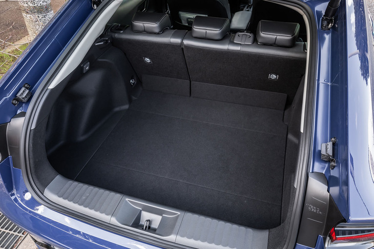 後席使用時の荷室容量は410リッター。荷室の床下にはタイヤパンク応急修理キットや、全車に標準装備されるAC100V・1500W給電システムの窓枠アタッチメントなどが収容される。