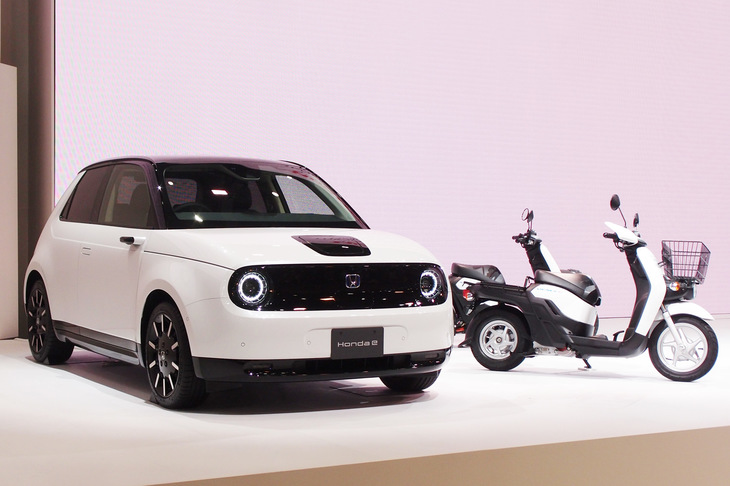 かわいらしいデザインも魅力のコンパクトEV「ホンダe」（左）。