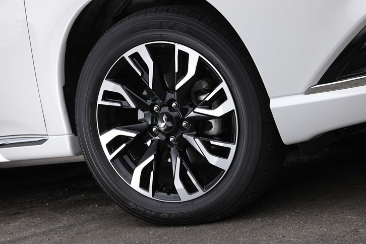 「Gプレミアムパッケージ」のホイールは、切削光輝タイプの18インチアルミホイール。エントリーグレードには、16インチホイールが装着される。