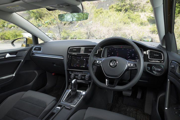 インテリアでは、純正ナビ「ディスカバープロ」の画面が8インチから9.2インチへと大型化された点が目を引く。またデジタルメータークラスターの「アクティブインフォディスプレイ」が「ゴルフ」としては初めて搭載された。