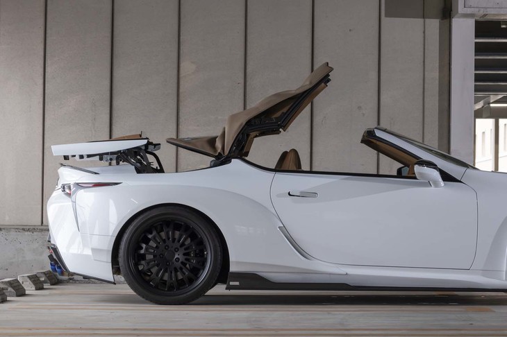 ルーフの開閉に要する時間はそれぞれ約15秒。動き始めや動作の切り替え時に約0.2秒のタメをつくることで書道の筆運びのような優雅さを追求している。