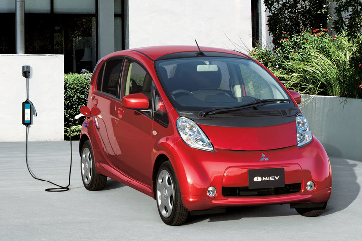 発売は2009年と、すっかりロングセラーモデルとなった「三菱i-MiEV」。当初は軽自動車だったが、2018年4月に登録車へと変更になった。