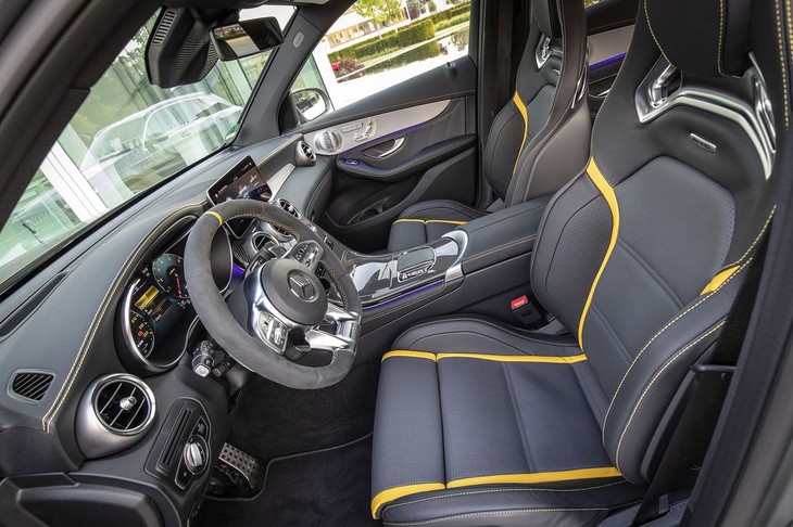 「AMG GLC63 S 4MATIC＋」のインテリア。イエローのストライプが入ったバケットシートやカーボンのパネル類などが特別なムードを醸し出す。